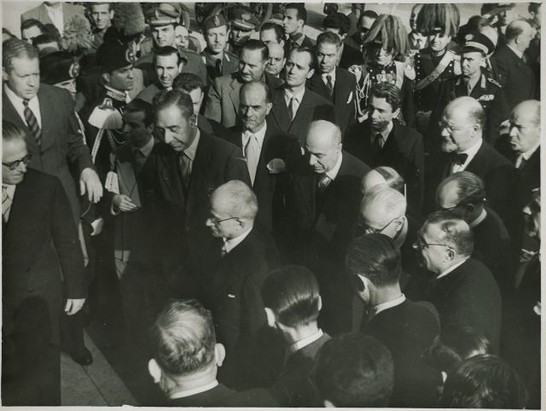 Einaudi, circondato da numerose personalità e funzionari, accolto da Gronchi, giunge a Montecitorio per prestare giuramento come presidente della Repubblica