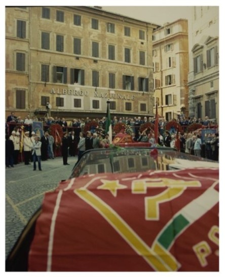 Funerali a Piazza Montecitorio di Giancarlo Pajetta