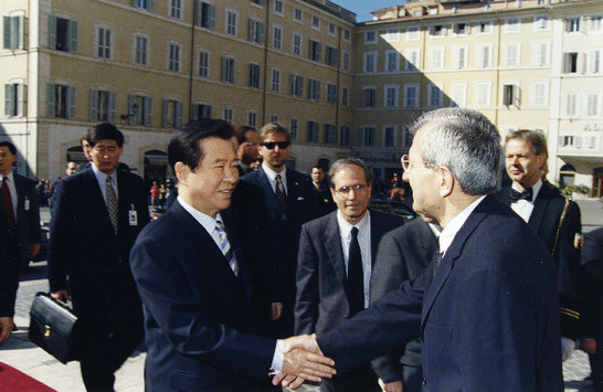 Il Presidente della Camera dei Deputati Luciano Violante riceve il Presidente della Repubblica di Corea del Sud Kim Dae-Jung.