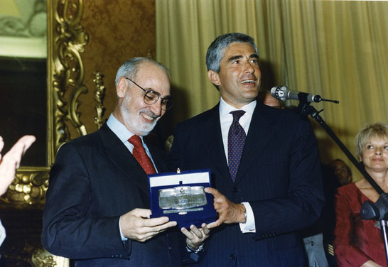 Il Presidente della Camera dei deputati, Pier Ferdinando Casini, offre in dono una targa al Presidente della Stampa parlamentare, Enzo Iacopino