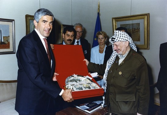 Il Presidente della Camera dei deputati, Pier Ferdinando Casini, riceve un dono dal Presidente dell'Autorità Palestinese, Yasser  Arafat