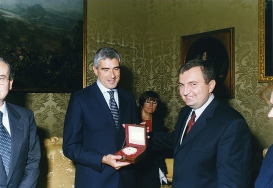 Scambio di doni tra il Presidente della Camera dei deputati, Pier Ferdinando Casini, ed il Presidente del Consiglio dei Ministri della Repubblica di  Albania, Ilir Meta