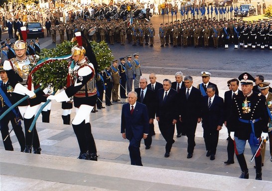 Deposizione di una Corona d'alloro da parte del Presidente della Repubblica all'Altare della Patria in occasione del 57° Anniversario della Liberazione