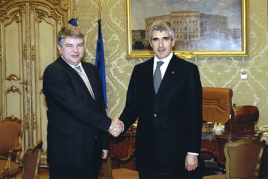 Il Presidente della Camera dei deputati, Pier Ferdinando Casini, saluta l'Ambasciatore della Federazione Russa in Italia, Alexei Meshkov
