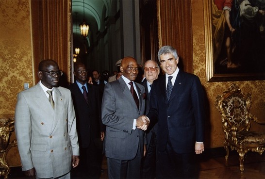 Il Presidente della Camera dei deputati, Pier Ferdinando Casini, saluta il Presidente della Repubblica del Senegal, Abdoulaye Wade