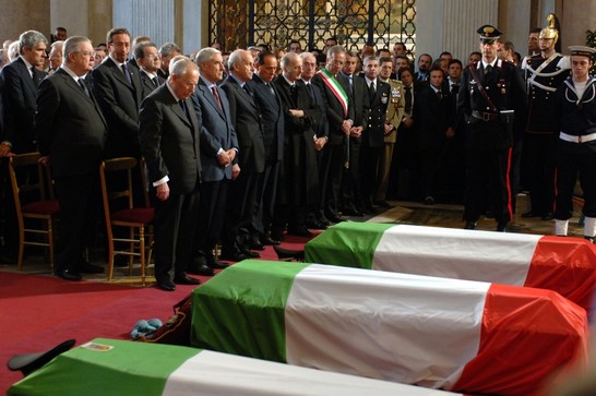 Il Presidente della Repubblica, Carlo Azeglio Ciampi, e le alte cariche dello Stato durante la cerimonia funebre