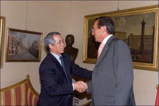 Il Presidente della Camera dei deputati, Gianfranco Fini, saluta l'ambasciatore della Repubblica socialista del Vietnam, Nguyen Van Nam