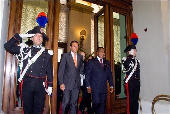 Il Presidente della Camera dei deputati, Gianfranco Fini, accompagna in uscita il Presidente della Repubblica del Congo, Denis Sassou N'Guesso
