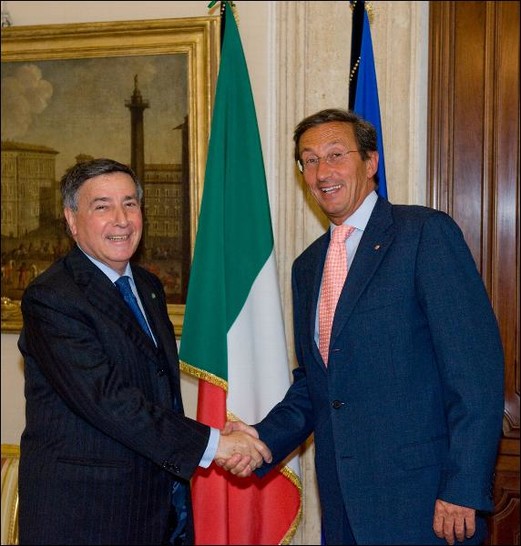 Il Presidente della Camera dei deputati, Gianfranco Fini, saluta  il Presidente della Consob, Lamberto Cardia