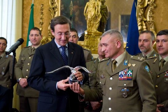 Il Presidente della Camera dei deputati, Gianfranco Fini, riceve una delegazione della Brigata Paracadutisti Folgore in partenza per la missione Enduring freedom in Afghanistan