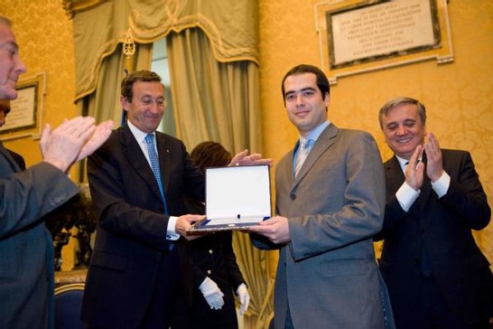 Il Presidente della Camera dei deputati, Gianfranco Fini, consegna ad uno studente uno dei premi  'Marco Biagi 2008'