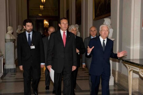 Il Presidente della Camera dei deputati, Gianfranco Fini, si reca nella Sala della Regina insieme all'autore del libro, Egidio Sterpa
