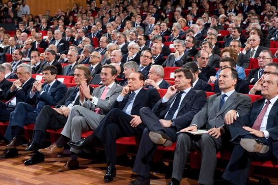 Il Presidente della Camera dei deputati, Gianfranco Fini, in platea, accanto al Presidente della Ferrari, Luca Cordero di Montezemolo e al Presidente del Consiglio dei Ministri, Silvio Berlusconi