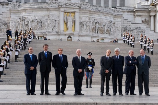 Il Presidente della Camera dei deputati, Gianfranco Fini, attende l'arrivo del Presidente della Repubblica, Giorgio Napolitano, insieme ai Presidenti del Senato, del Consiglio dei Ministri e della Corte Costutuzionale