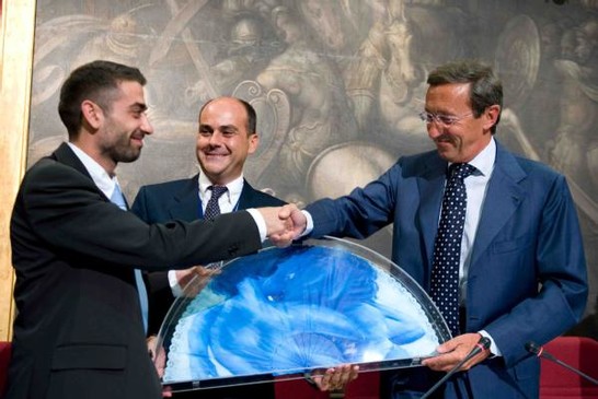 Palazzo Montecitorio - Il Presidente della Camera Gianfranco Fini riceve il Ventaglio dall'autore Matteo Balduccistudente dell'Accademia di Belle Arti di Macerata