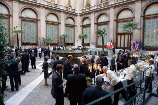 I Presidenti e i componenti delle delegazioni delle Camere dei Paesi del G8 nel Cortile d'onore in occasione della cerimonia inaugurale