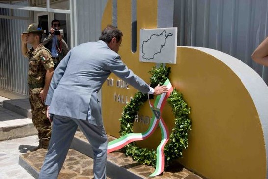 Visita del Presidente della Camera dei deputati Gianfranco Fini al contingente militare italiano ad Herat (Afghanistan)in occasione della Festa della Repubblica