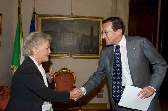 Montecitorio - Il Presidente della Camera dei deputati Gianfranco Fini con la Presidente dell'Ente Nazionale per la protezione e l'assistenza dei Sordi Ida Collu