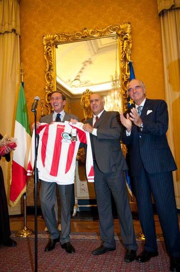Montecitorio, Sala Aldo Moro - Il Presidente della Camera dei deputati Gianfranco Fini incontra la Nazionale olimpica di calcio palestinese