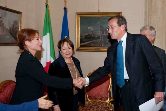 Montecitorio - Il Presidente della Camera dei deputati Gianfranco Fini con Cristina Manca e una delle sue figlie