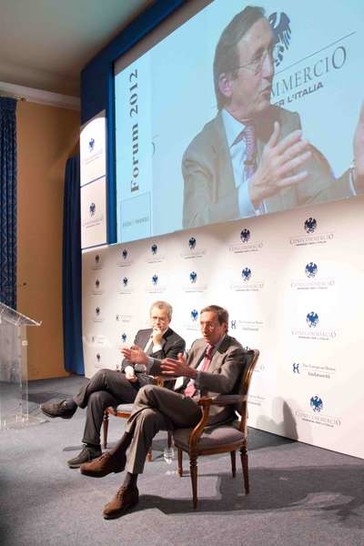 Il Presidente della Camera dei deputati, Gianfranco Fini, intervistato da Enrico Mentana nell'ambito del Forum internazionale di Confcommercio 'I protagonisti del mercato e gli scenari per gli anni 2000'