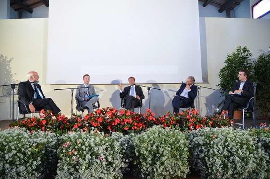 Il Presidente della Camera dei deputati, Gianfranco Fini, con l'autore Roberto Bettuolo, il Delegato vescovile per la Pastorale Sociale e del Lavoro, Don Marco Cagol, il Docente di Economia presso l'Università degli Studi 'Ca'Foscari' di Venezia, Ferruccio Bresolin e il Direttore del 'Gazzettino', Roberto Papetti