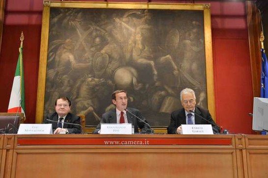 Il Presidente della Camera dei deputati Gianfranco Fini con il Premio Nobel per la Medicina Luc Montagniere il Presidente dell'Istituto Superiore di SanitàEnrico Garaci