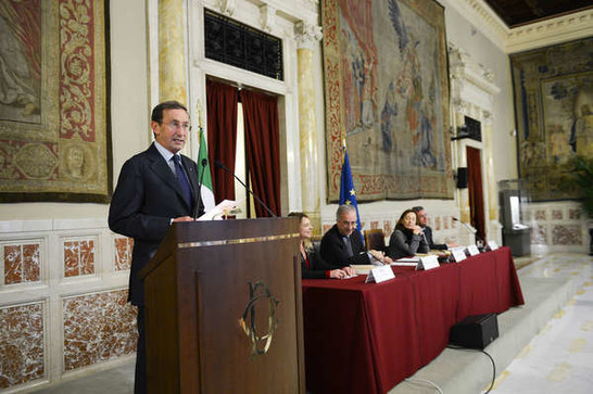 Il Presidente della Camera dei deputati, Gianfranco Fini, con  i relatori Walter Veltroni, Paolo Conti, Dina D'Isa e Barbara Palombelli