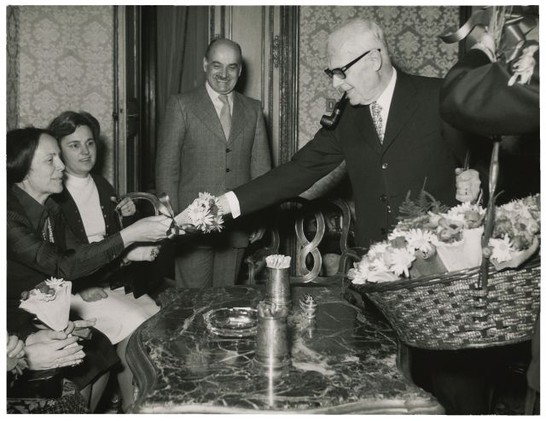 Dono fiori del Presidente Pertini alle deputatesse in occasione della festa della donna