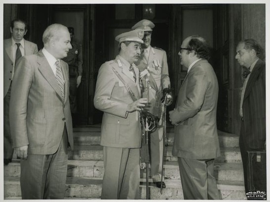 Il Comandante Pietro Corsini s'intrattiene con Gerardo Bianco all'uscita della Camera, presente Vittorio Orefice