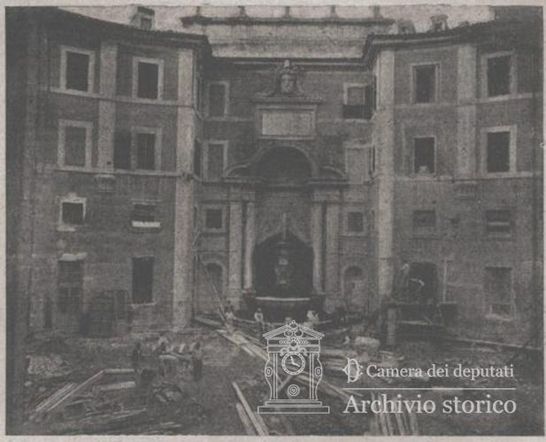 Il cortile del Fontana dopo la demolizione dell'Aula Comotto