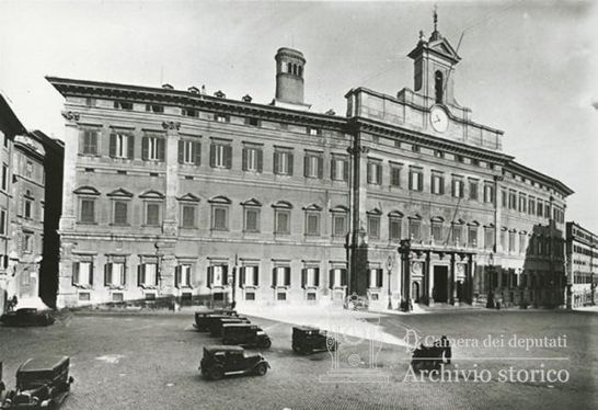Piazza Montecitorio - Prospetto (visuale d'angolo)