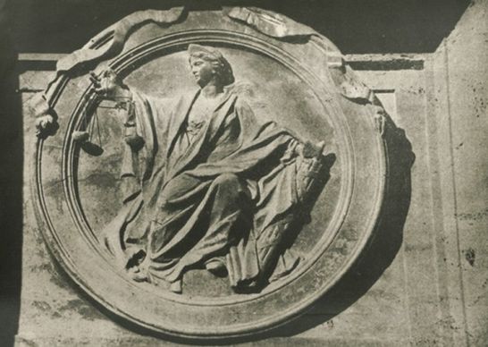Palazzo Montecitorio - Ingresso principale: particolare del medaglione scultoreo