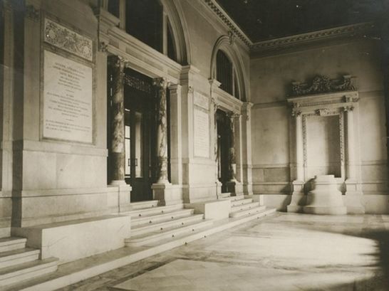 Palazzo Montecitorio - Scorcio dell'atrio d'ingresso: lato Piazza del Parlamento