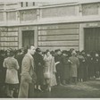 Folla di invitati in attesa in piazza del Parlamento davanti agli ingressi delle tribune per la seduta del 30 novembre 1936