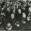 Einaudi, circondato da numerose personalità e funzionari, accolto da Gronchi, giunge a Montecitorio per prestare giuramento come presidente della Repubblica