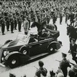 Einaudi giunge a Montecitorio a bordo dell'automobile presidenziale per prestare giuramento come presidente della Repubblica; accanto a lui Andreotti