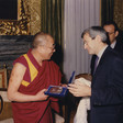 Scambio di doni tra il Presidente della Camera dei deputati, Luciano Violante, e il Dalai Lama
