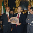 Il Presidente della Camera dei deputati, Luciano Violante, riceve in dono dal Presidente dell'Associazione Stampa parlamentare, Enzo Iacopino, il tradizionale ventaglio