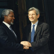 Il Presidente della Camera dei deputati, Luciano Violante, saluta il Segretario Generale dell'Onu, Kofi Annan