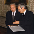 Il Presidente della Camera dei deputati, Luciano Violante, mostra un volume al Presidente della Camera dei deputati della Romania, Ion Diaconescu