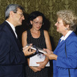 Il Vice Presidente della Repubblica Slovacca, Katarina Tothova, consegna un dono al Presidente della Camera dei deputati, Luciano Violante