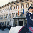 Agenti della Polizia a cavallo attendono l'arrivo del Re di Spagna, Juan Carlos I, e la Regina, Sofia di Grecia