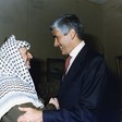 Il Presidente della Camera dei deputati, Pier Ferdinando Casini, saluta il Presidente  dell'Autorità Palestinese, Yasser Arafat