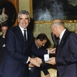 Il Presidente  della Camera dei deputati, Pier Ferdinando Casini, offre un dono ai vincitori del premio Internazionale 'Alexander Langer 2001', Sami Adwan e Dan Bar