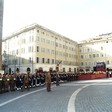Il picchetto d'onore attende l'arrivo di Sua Santità Giovanni Paolo II in Piazza Montecitorio