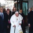 Sua Santità Giovanni Paolo II al suo ingresso a Palazzo Montecitorio accompagnato dal Presidente della Camera dei deputati, Pier Ferdinando Casini, e dal Presidente del Senato della Repubblica, Marcello Pera