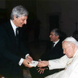 Il Segretario generale della Camera dei deputati, Ugo Zampetti, rende omaggio a Sua Santità Giovanni Paolo II