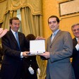 Il Presidente della Camera dei deputati, Gianfranco Fini, consegna ad uno studente uno dei premi  'Marco Biagi 2008'
