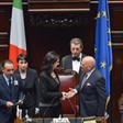 La Presidente della Camera dei deputati, Laura Boldrini, saluta il Presidente provvisorio dell'Assemblea, Antonio Leone, che le cede il posto